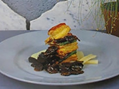 Feuilleté de truffes noires, langue et oreilles de porc, cœur de bœuf et salsifi