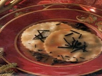 Ravioles de foie gras de canard et de truffes au jus de porto