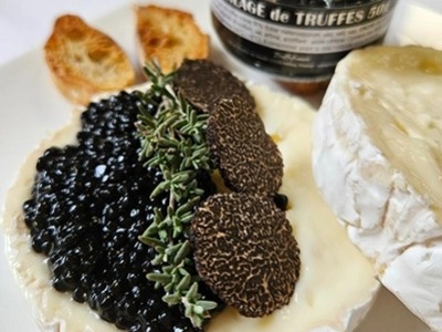Camembert chaud aux perles de truffes noires