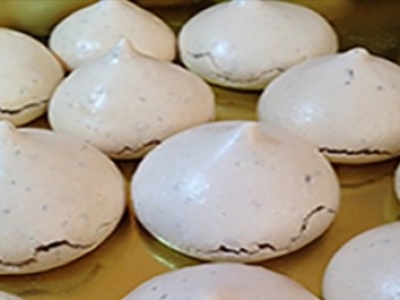 Meringues à la truffe noire