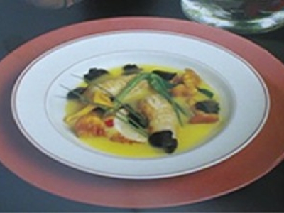 Bouillon de langoustine aux truffes noires et blancs de poireaux