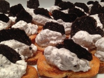 Mousse légère, chantilly à la Truffe noire sur toasts grillés.