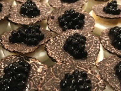 Œufs de caille aux perles de truffes et truffes noires
