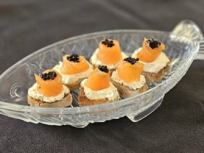 Toasts de saumon fumé, Tartare et perles de truffes