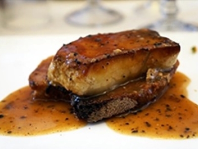 Foie gras poêlé sur toast sauce aux truffes noires