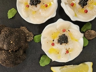 Carpaccio de st Jacques aux perles de truffes noires