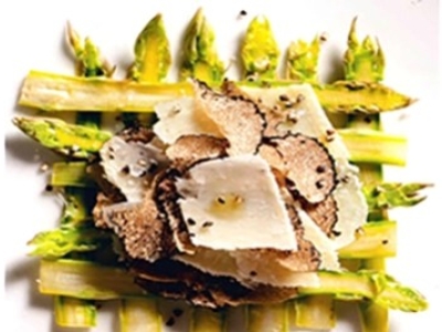 Paillasson de truffes d'été et asperges vertes