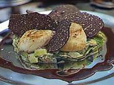 Noix de Saint-Jacques à la fondue de poireaux et aux truffes noires