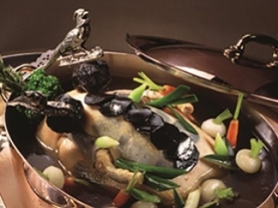 Poularde demi-deuil à la truffe noire